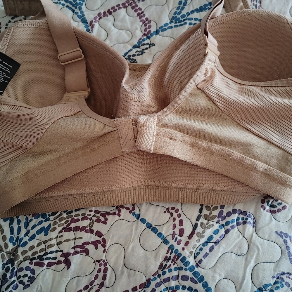 Avis sports bra with wire